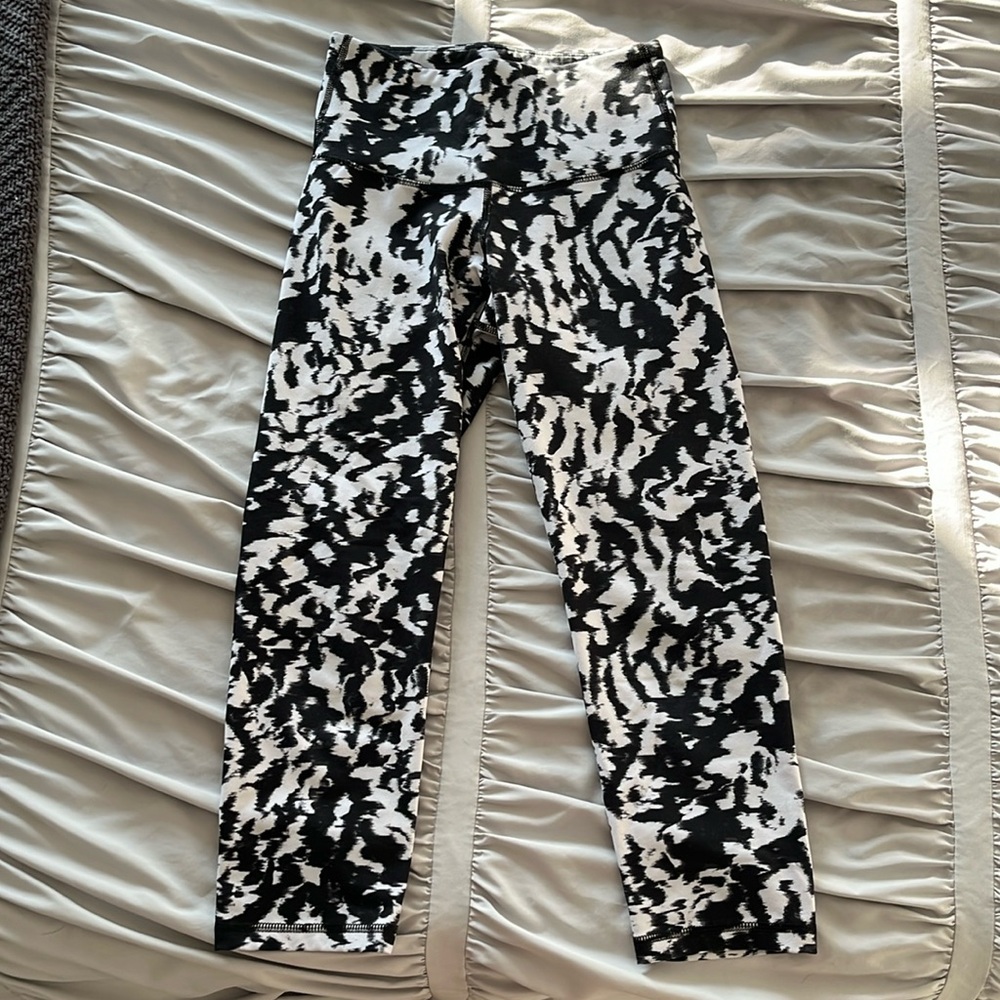 Old Navy Active Go-Dry Black and White Zebra Print Workout Leggings